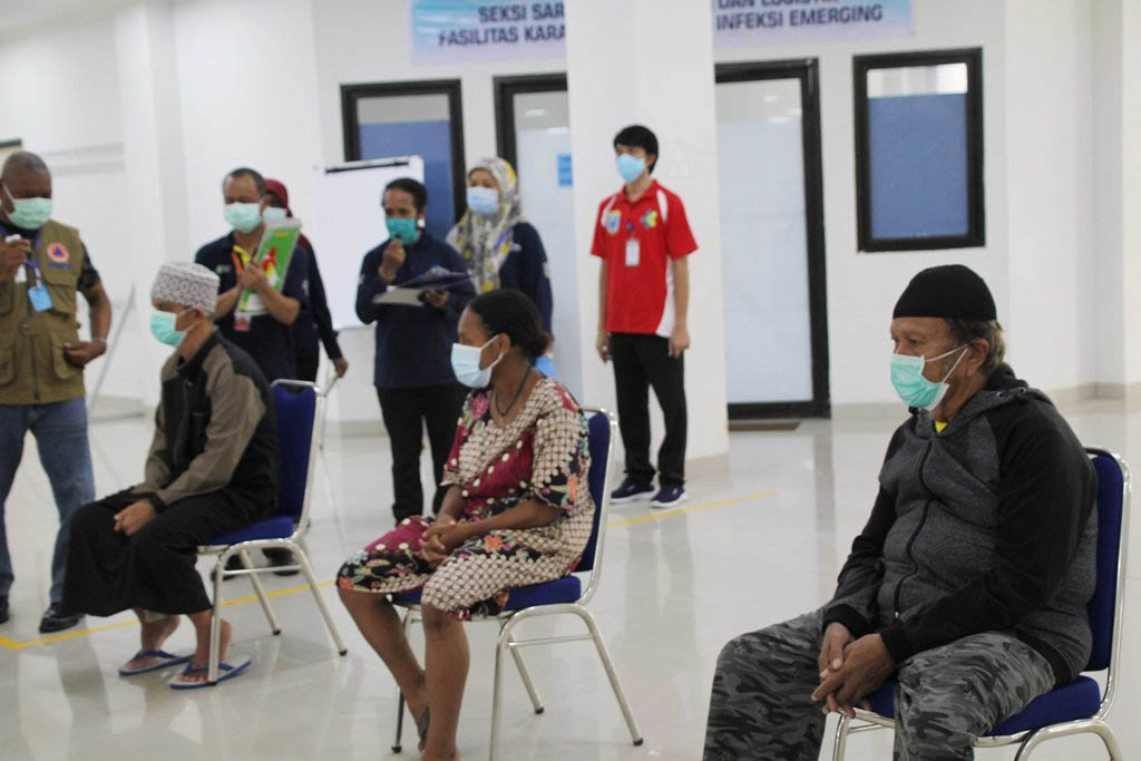 Tiga pasien sembuh Covid-19 saat disambut dengan perayaan sederhana di Rumah Sakita Provinsi, Sabtu, (16/5/2020). Foto: ALW/ON