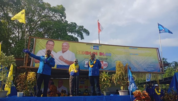 Wakil Ketua I DPD Demokrat Papua, Ricky Ham Pagawak,SH,MSi ketika berorasi bersama Calon Bupati Supiori, Drs Yan Imbab dan Cawabup, Nichodemus Ronsumbre ketika mendapat sambutan hangat di Sorendiweri, Sabtu (5/12). Wakil Ketua I DPD Demokrat Papua, Ricky Ham Pagawak,SH,MSi ketika berorasi bersama Calon Bupati Supiori, Drs Yan Imbab dan Cawabup, Nichodemus Ronsumbre ketika mendapat sambutan hangat di Sorendiweri, Sabtu (5/12).
