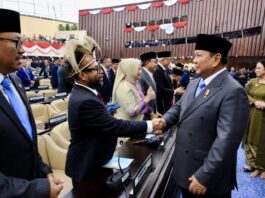 Situasi HAM Papua Disorot di PBB, Filep Minta Presiden Prabowo Ambil Langkah Tegas Senator Filep Saat menyalami Presiden Prabowo.