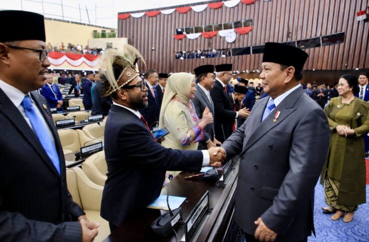 Senator Filep Saat menyalami Presiden Prabowo.