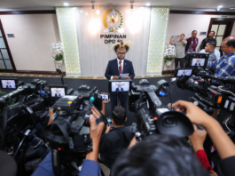 Filep Minta Komitmen Indonesia di PBB Diterapkan Lindungi Hak Masyarakat Adat Papua Senator Filep Wamafma Minta Pemerintah Transparan Soal PI 10 Persen LNG Tangguh Papua Barat