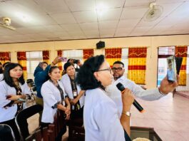 Mendikdasmen ‘VC’ Senator Filep dan Guru SMP YPK 2 Manokwari Saat Peninjauan Program Revitalisasi Sekolah